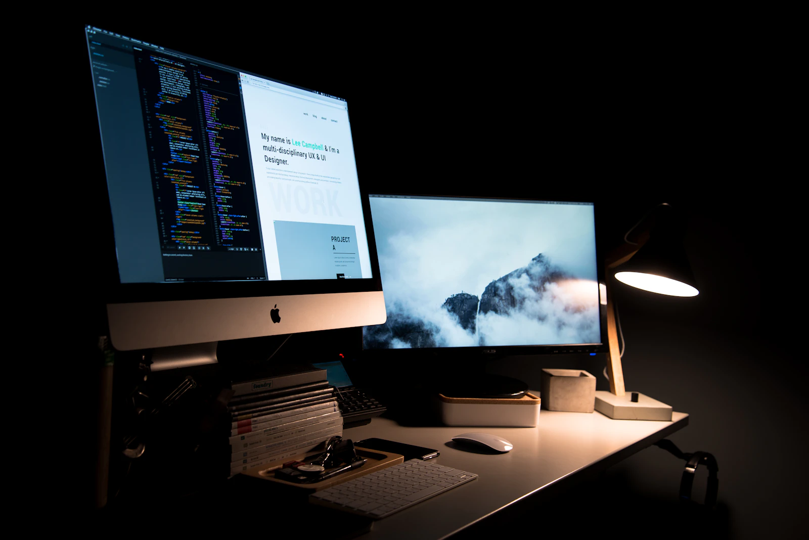 Bureau sombre avec écran et lumière douce