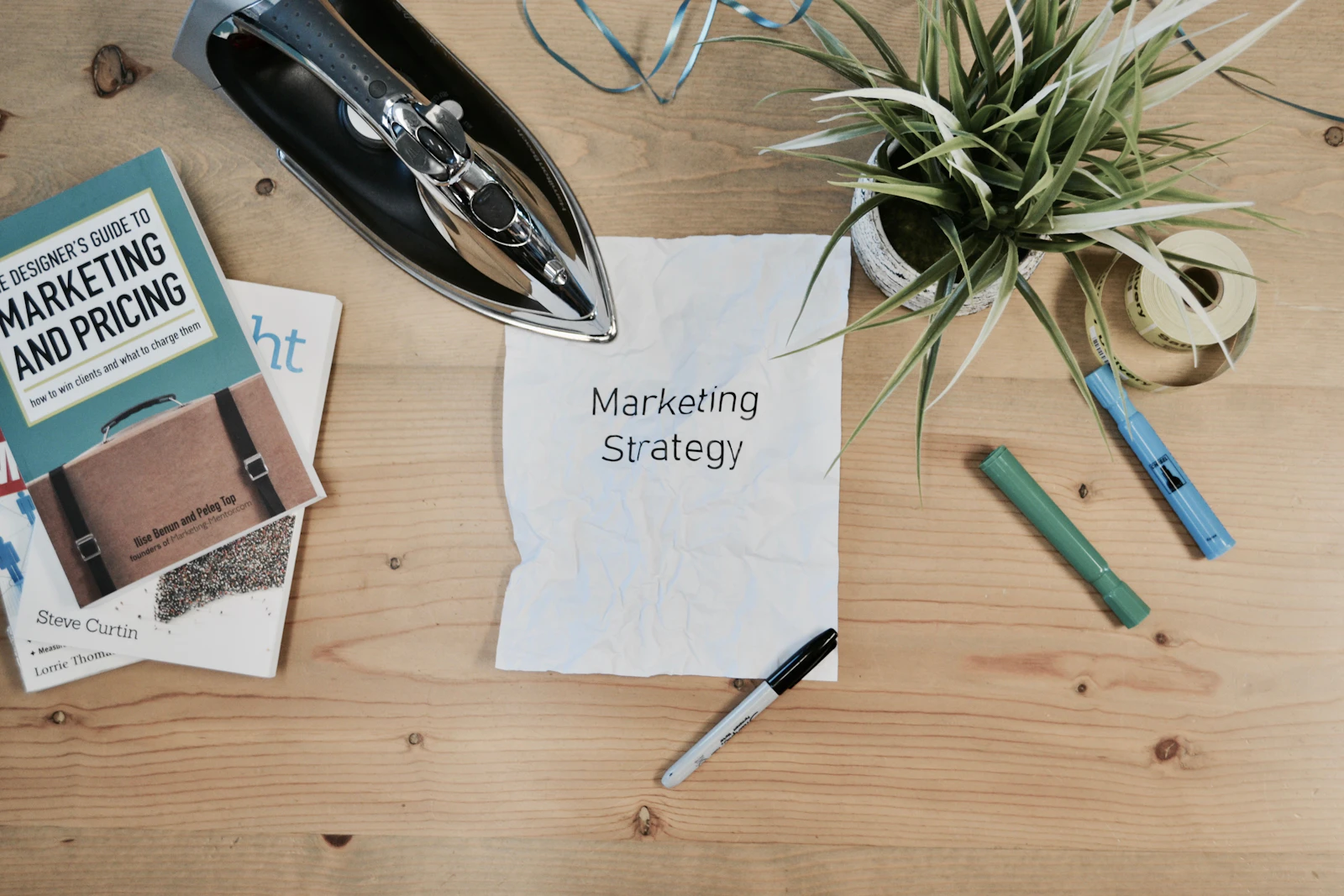 Carnet avec le mot marketing écrit à la main et un stylo