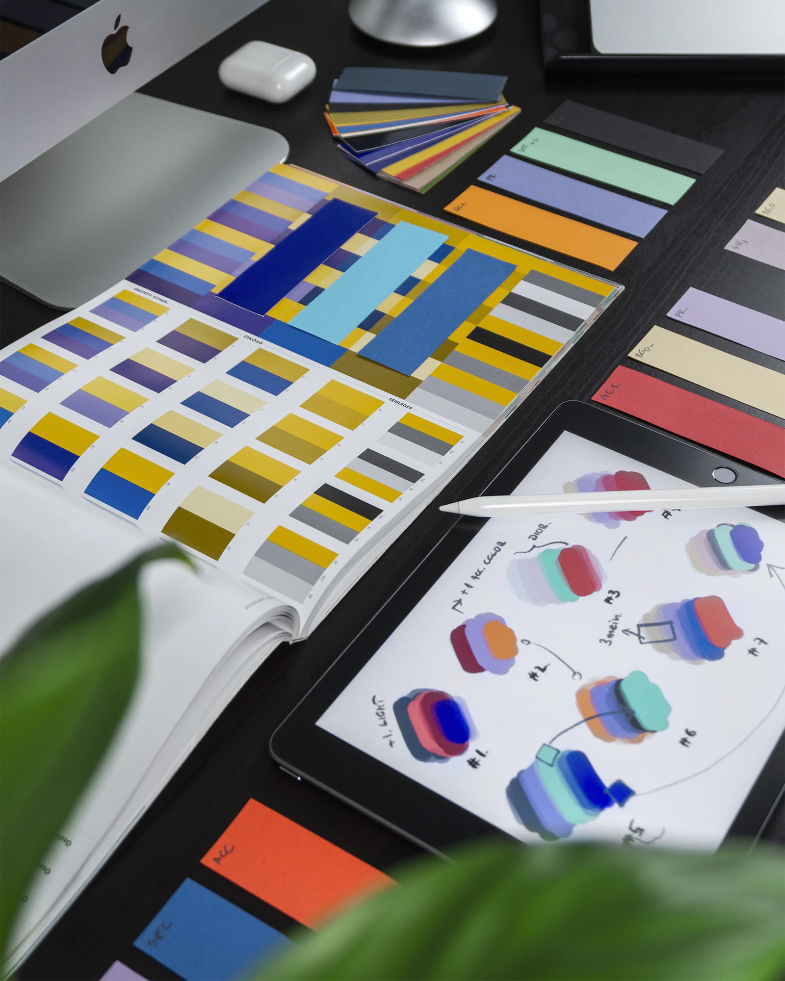 Nuancier de couleurs et échantillons de design sur un bureau
